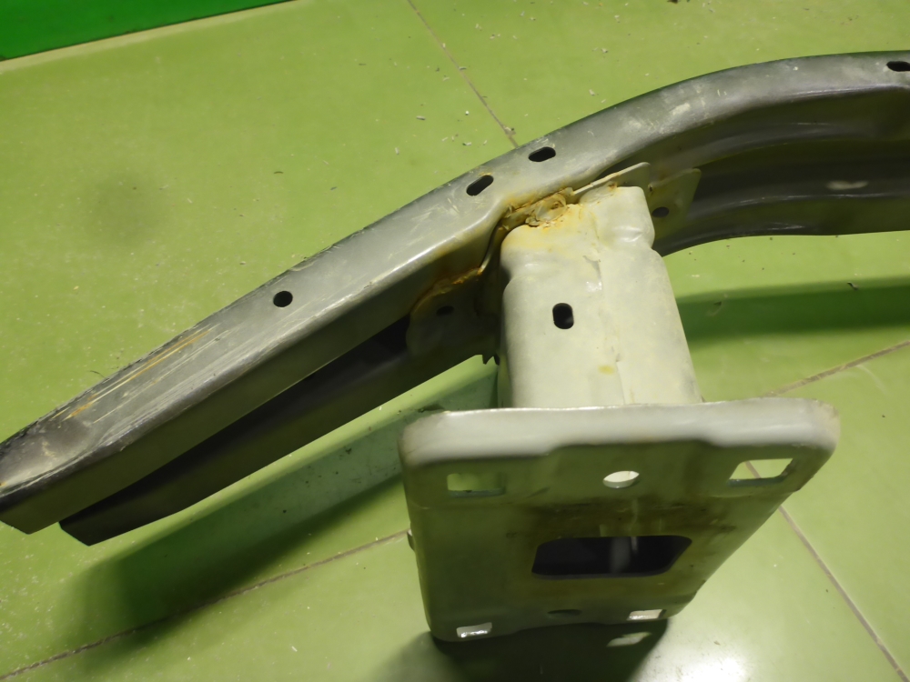 Усилитель переднего бампера