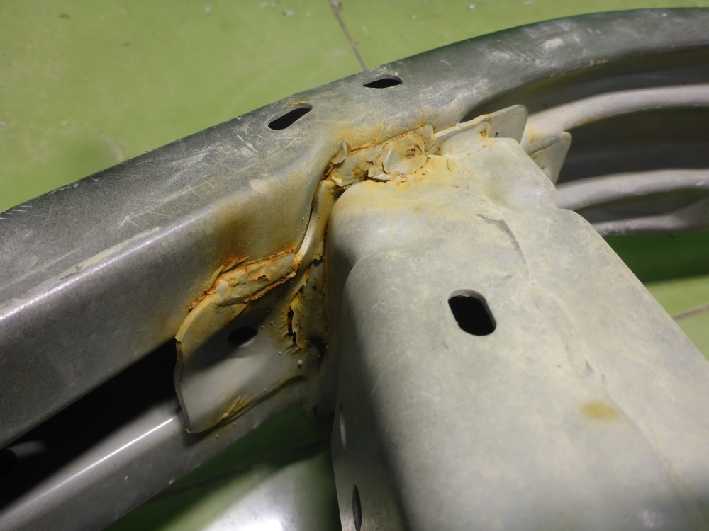 Усилитель переднего бампера