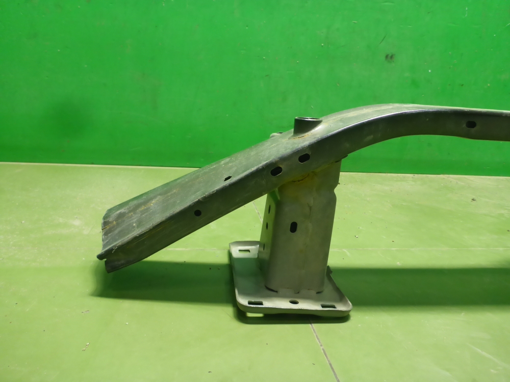 Усилитель переднего бампера