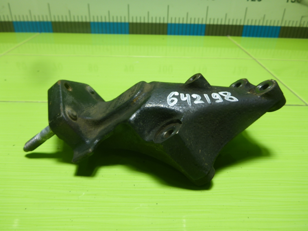 Кронштейн двигателя правый