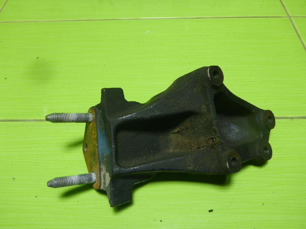 Кронштейн двигателя правый