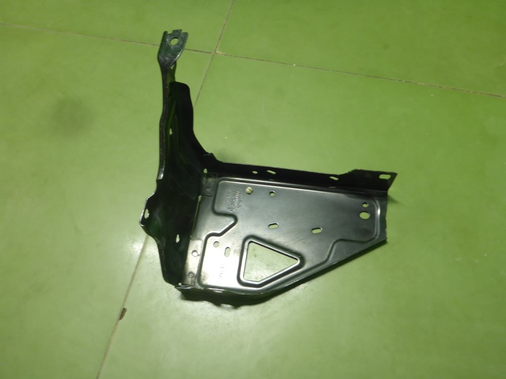 Кронштейн фар левый