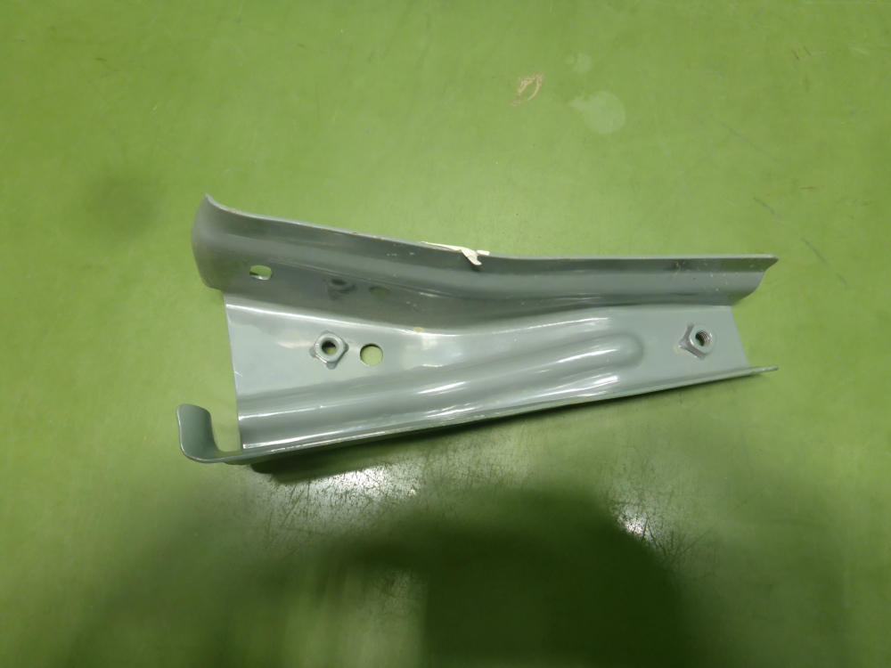 Кронштейн фар правый