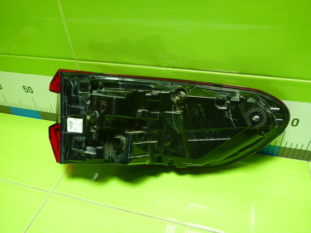 Фонарь задний наружный левый