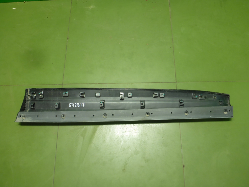 Накладка двери передней левой