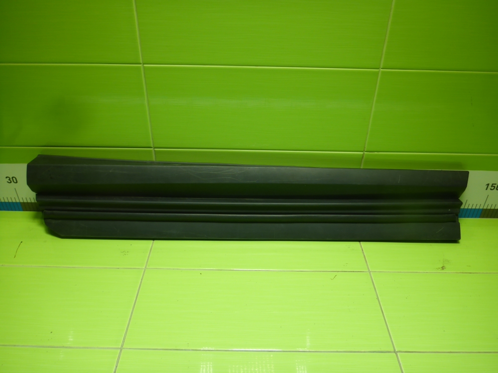 Накладка двери передней правой