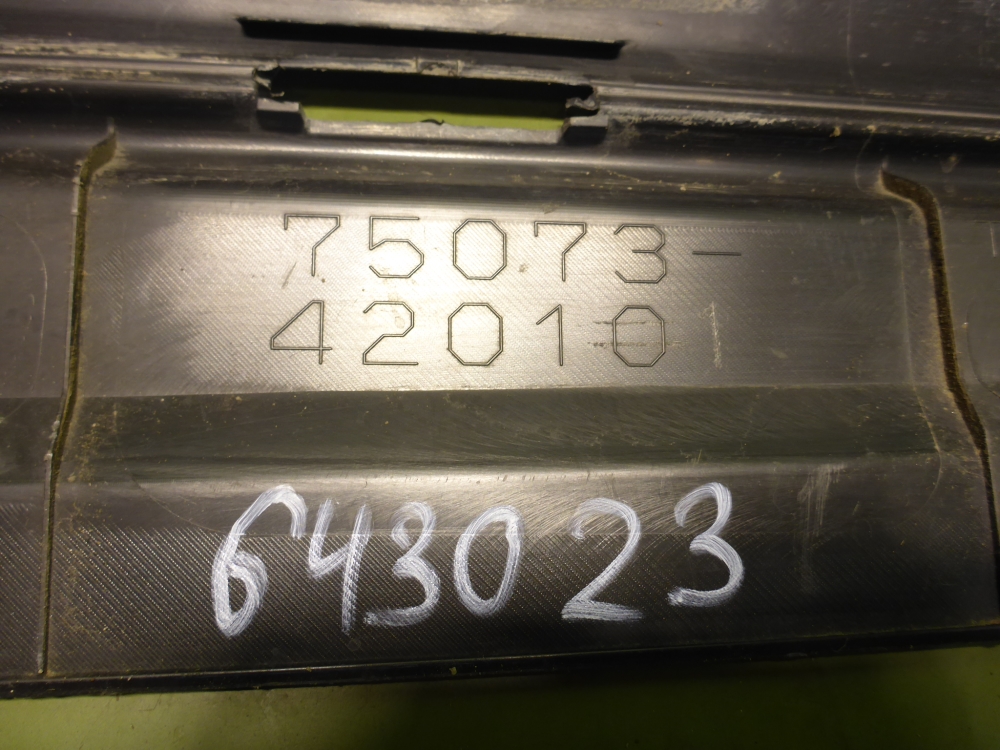 Накладка двери передней правой