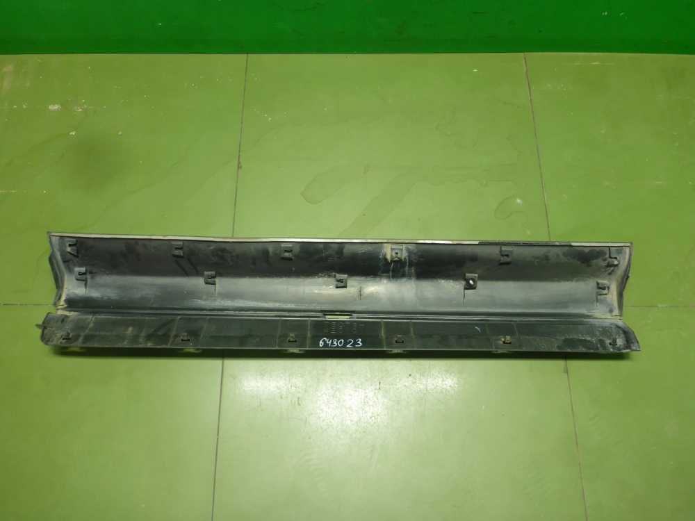 Накладка двери передней правой