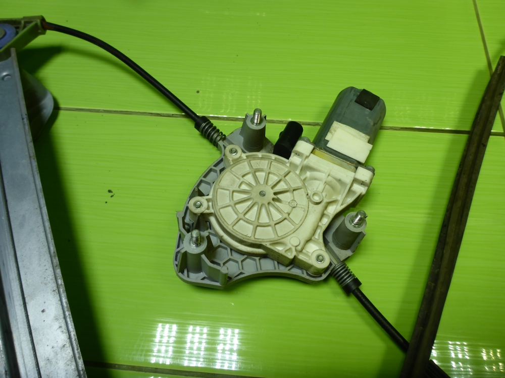 Стеклоподъемник электр. передний правый