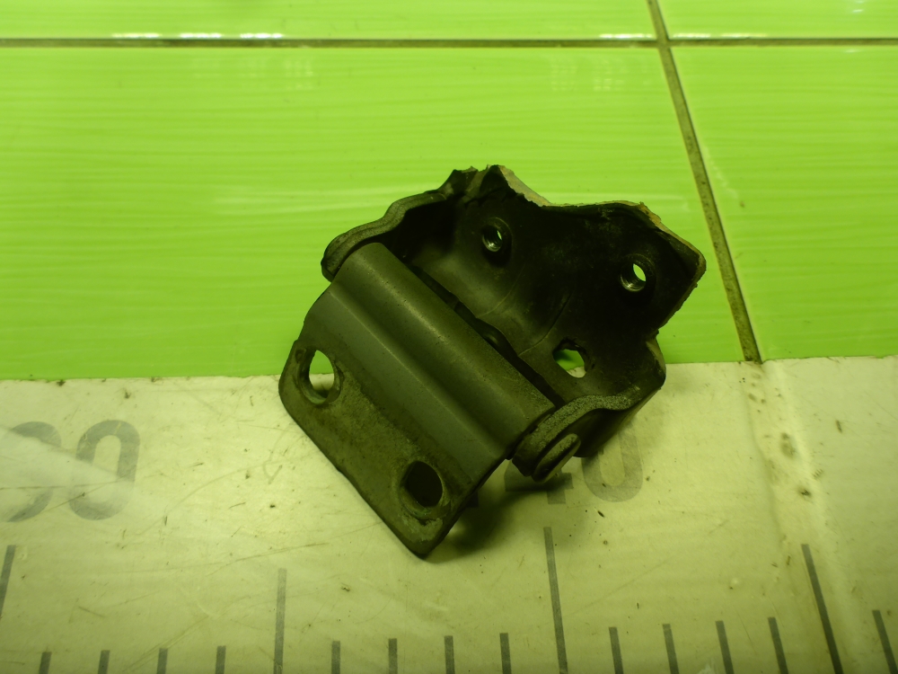 Петля двери багажника