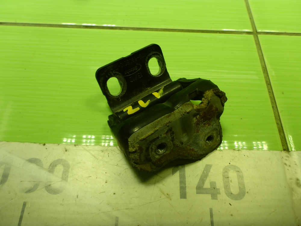 Петля двери багажника