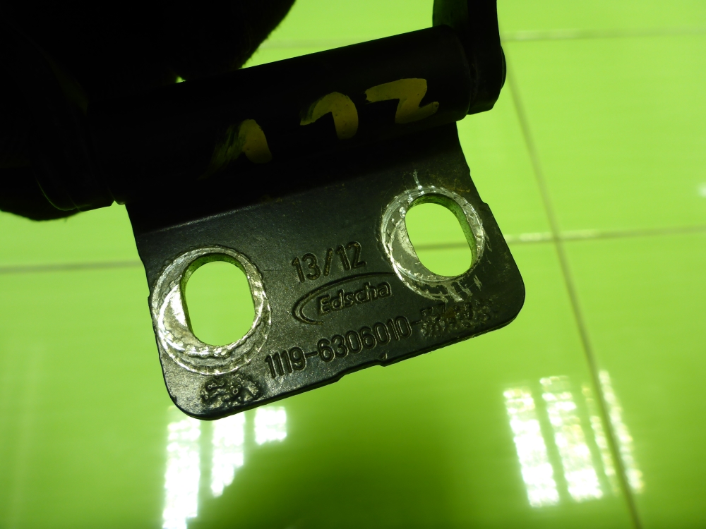 Петля двери багажника