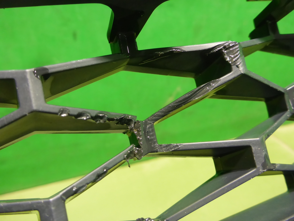 Решетка в бампер центральная