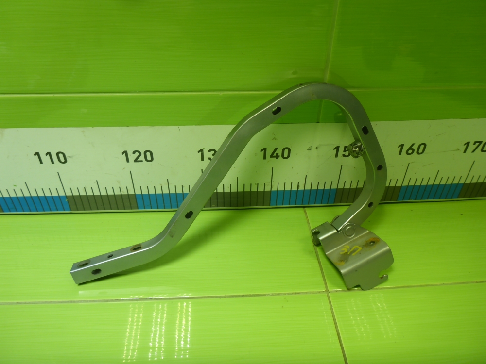 Петля крышки багажника