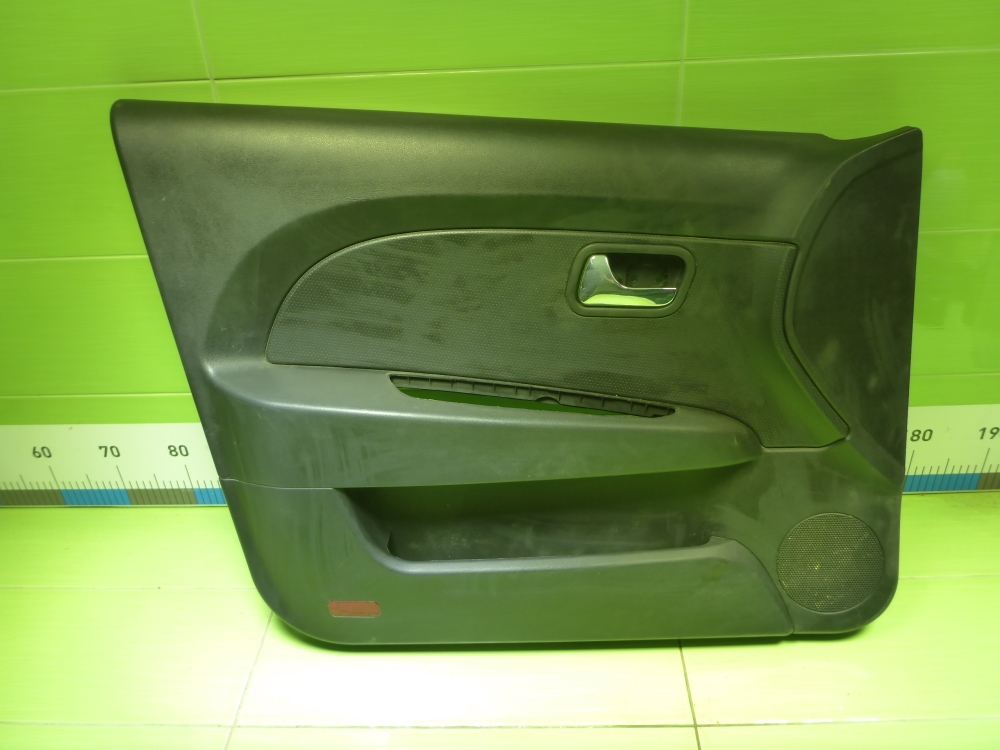 Обшивка двери передней левой