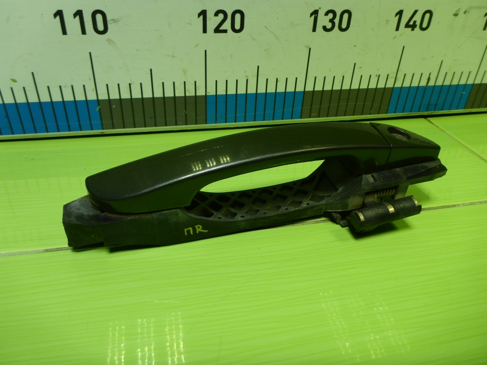 Ручка двери передней наружная правая