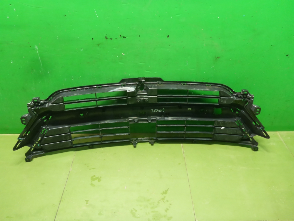 Решетка в бампер центральная