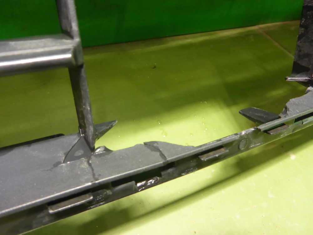 Решетка в бампер центральная