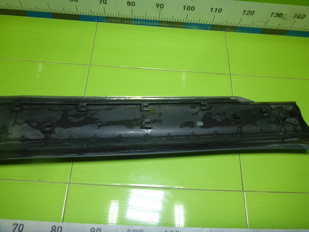 Накладка двери передней левой