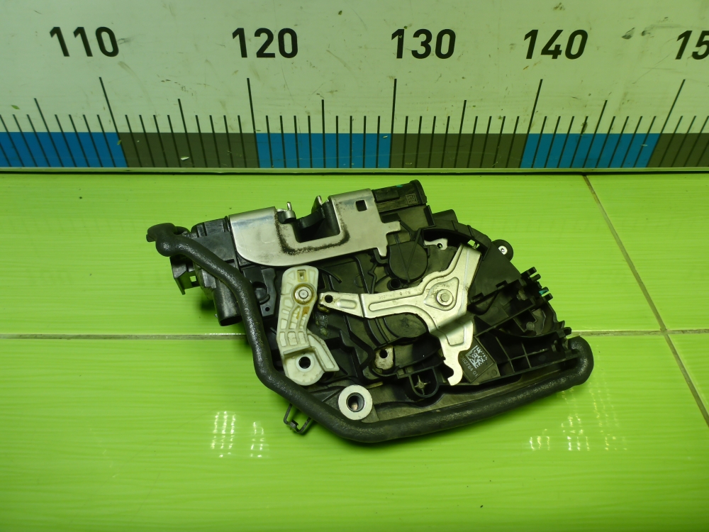 Замок двери передней правой