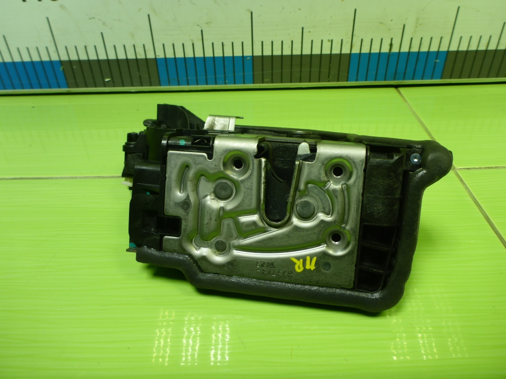 Замок двери передней правой