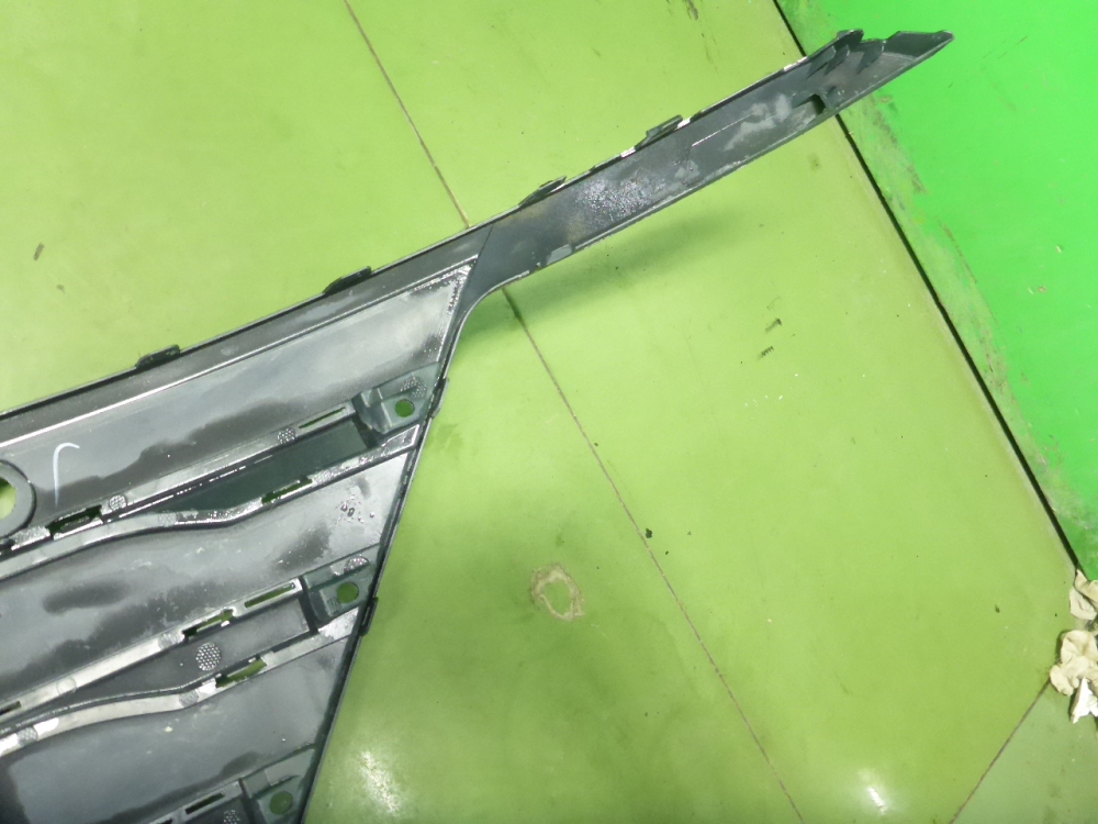 Решетка в бампер центральная