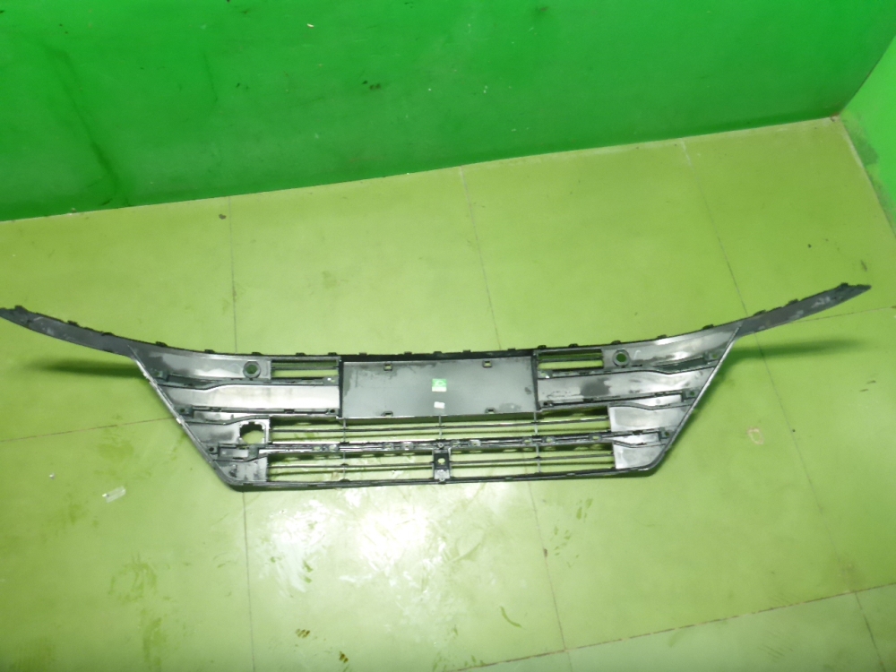 Решетка в бампер центральная