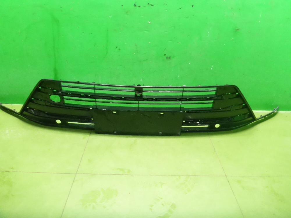 Решетка в бампер центральная