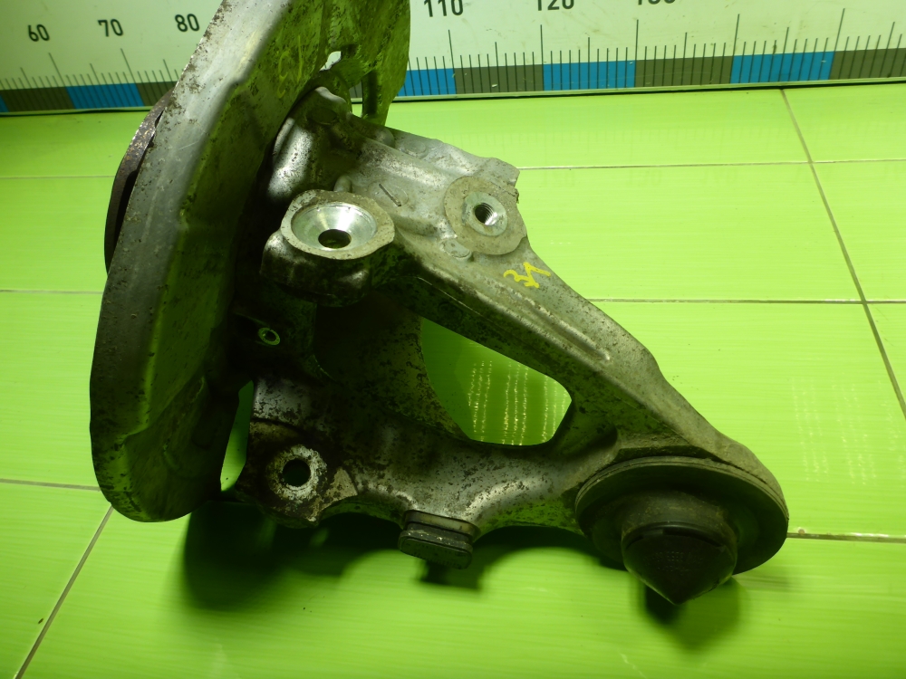 Кулак поворотный задний левый