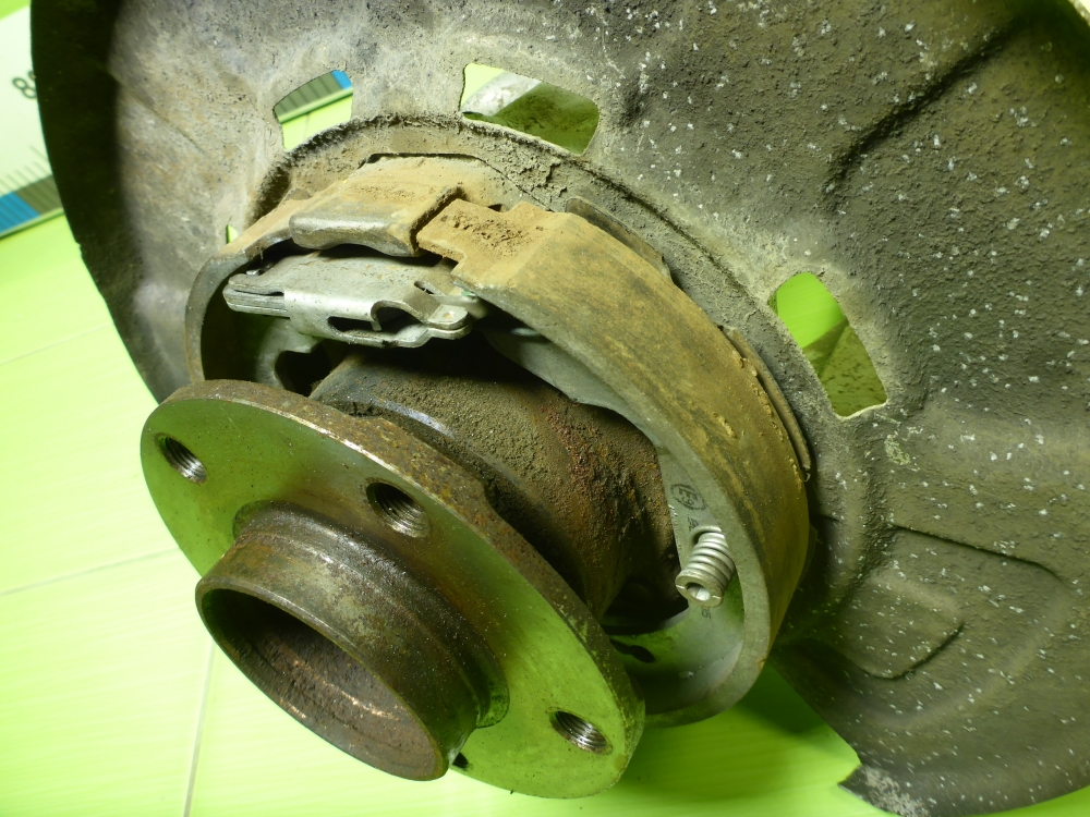 Кулак поворотный задний левый