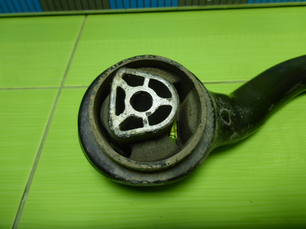 Рычаг передний правый