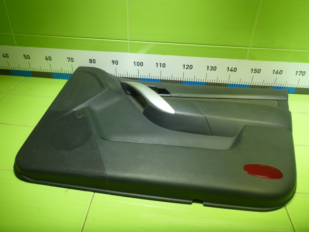 Обшивка двери передней правой