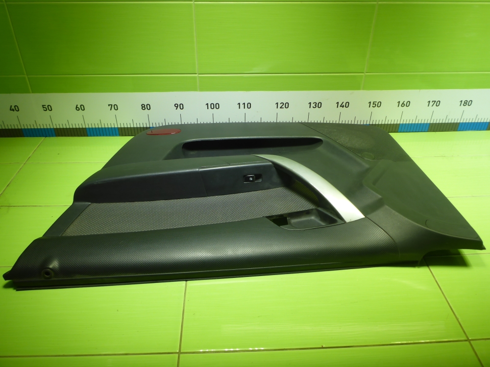 Обшивка двери передней правой