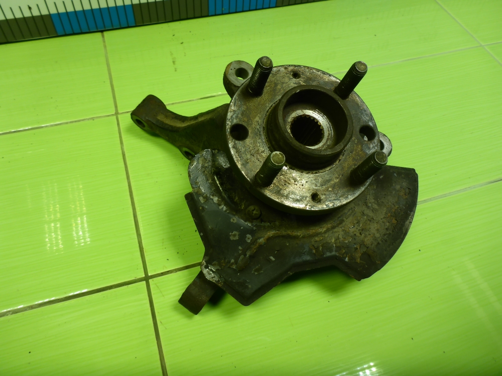 Кулак поворотный передний правый