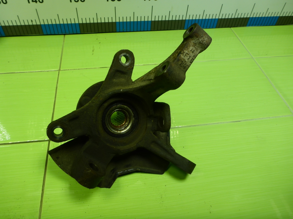 Кулак поворотный передний правый