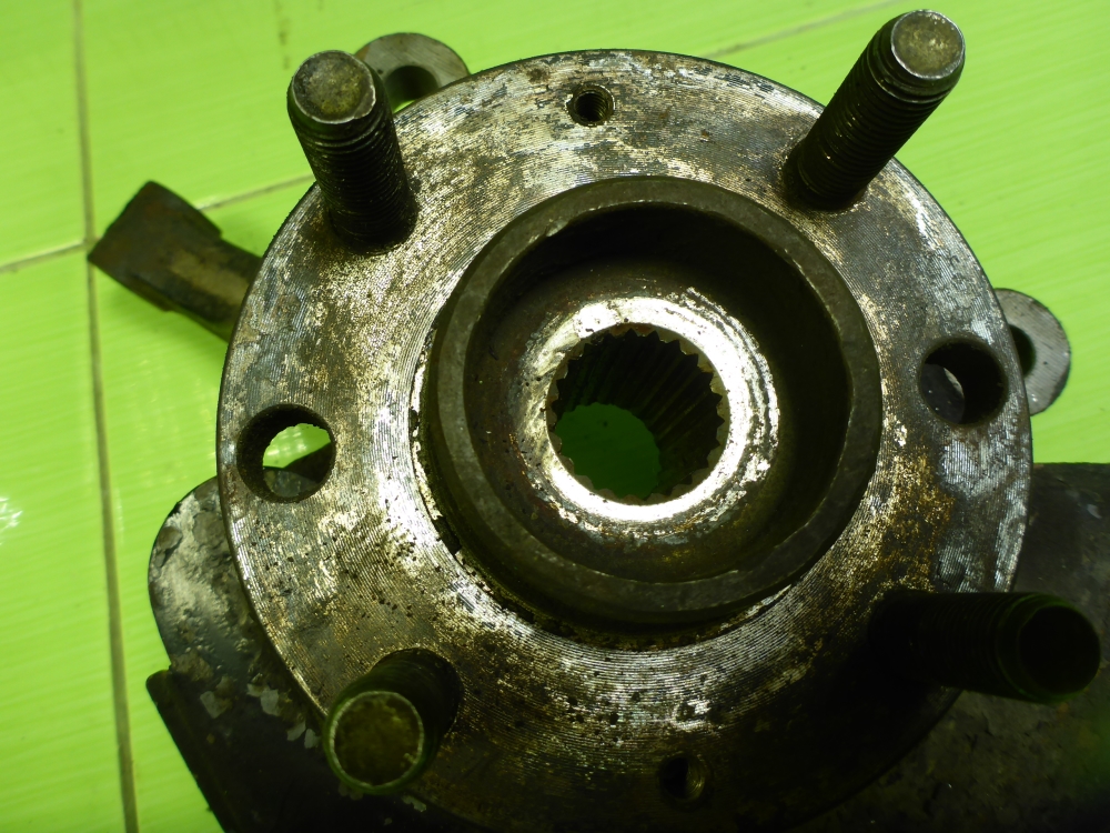 Кулак поворотный передний правый