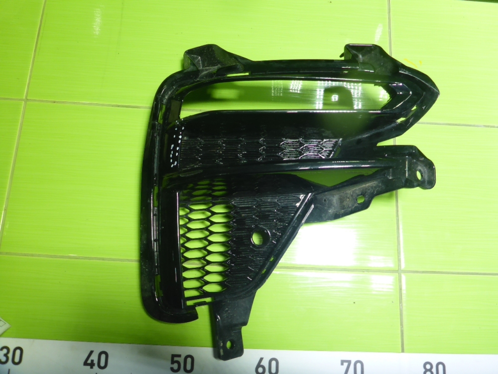 Решетка в бампер правая