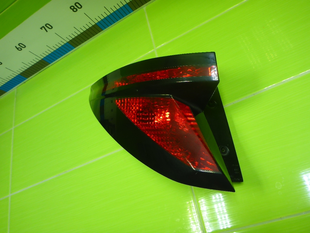 Фонарь задний наружный левый