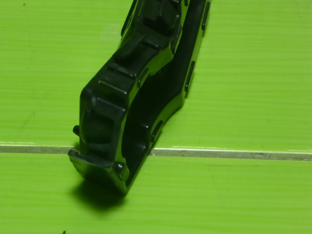 Кронштейн переднего бампера правый