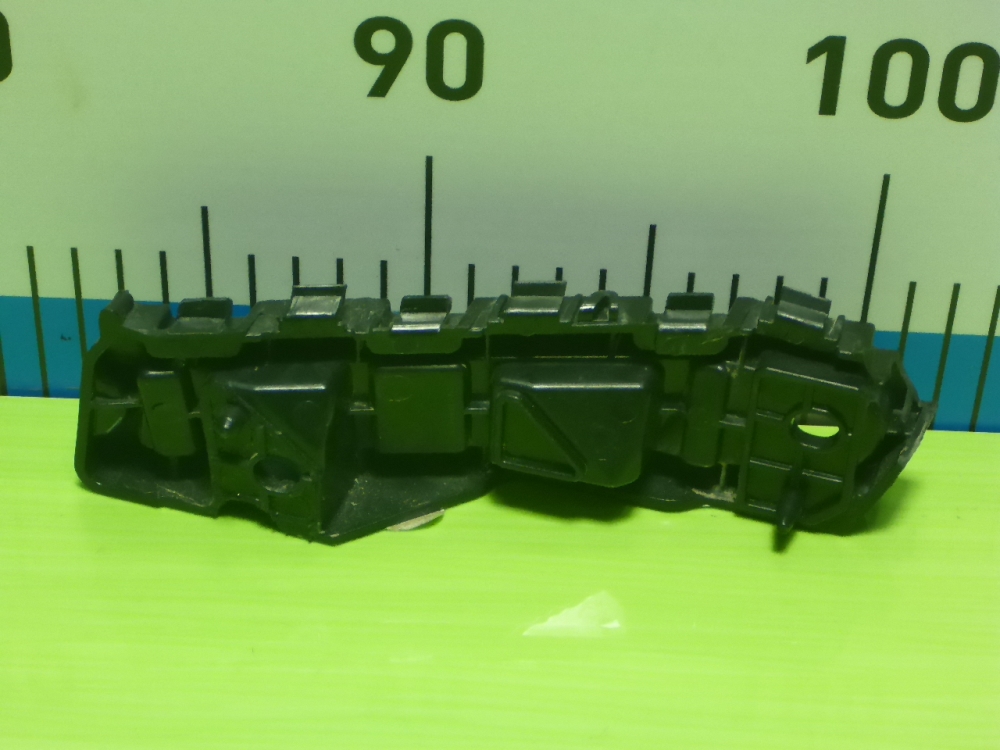Кронштейн переднего бампера правый