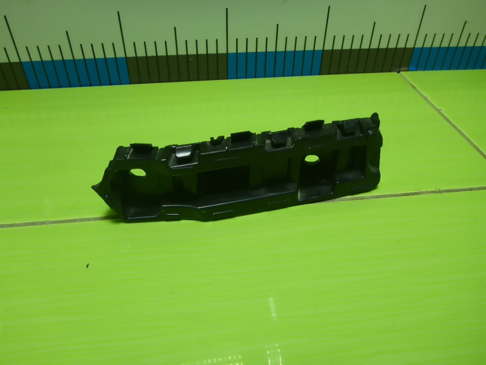 Кронштейн переднего бампера правый