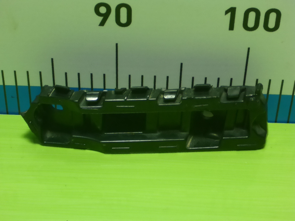 Кронштейн переднего бампера правый