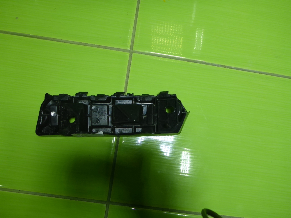 Кронштейн переднего бампера правый