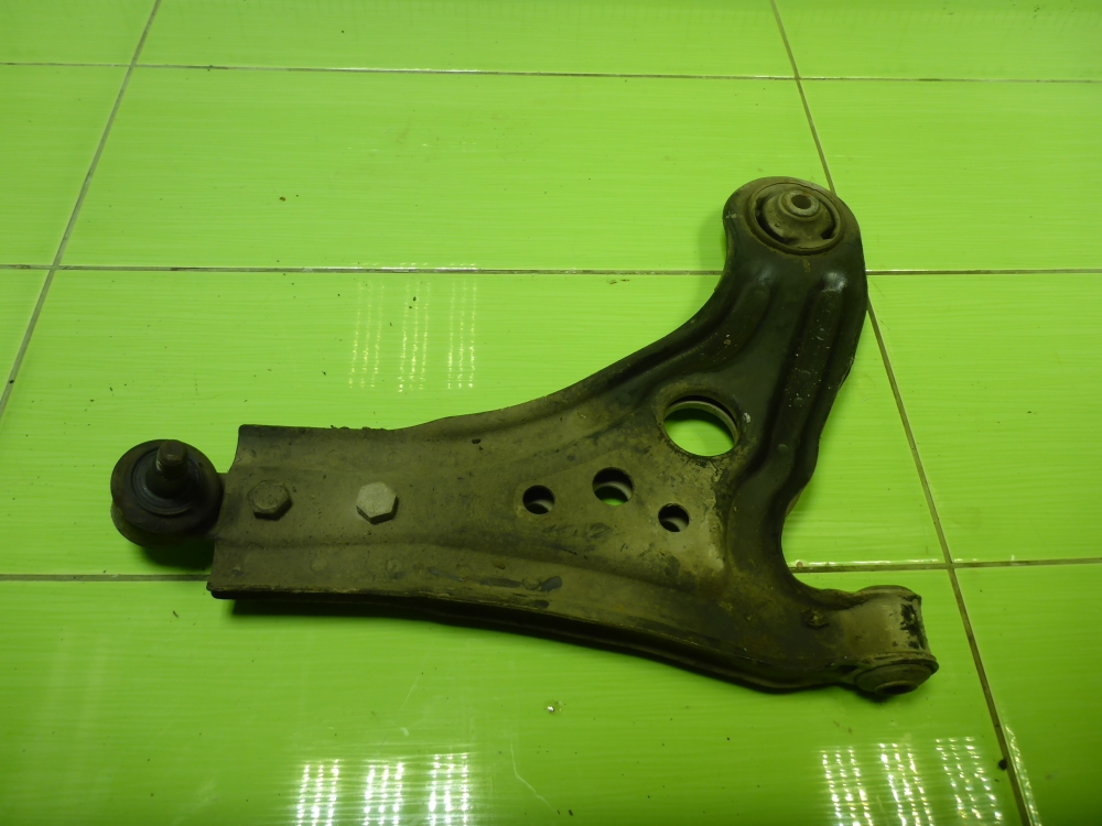 Рычаг передний правый