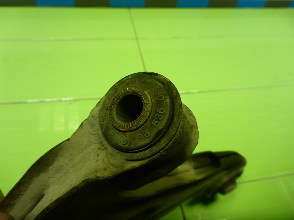 Рычаг передний правый