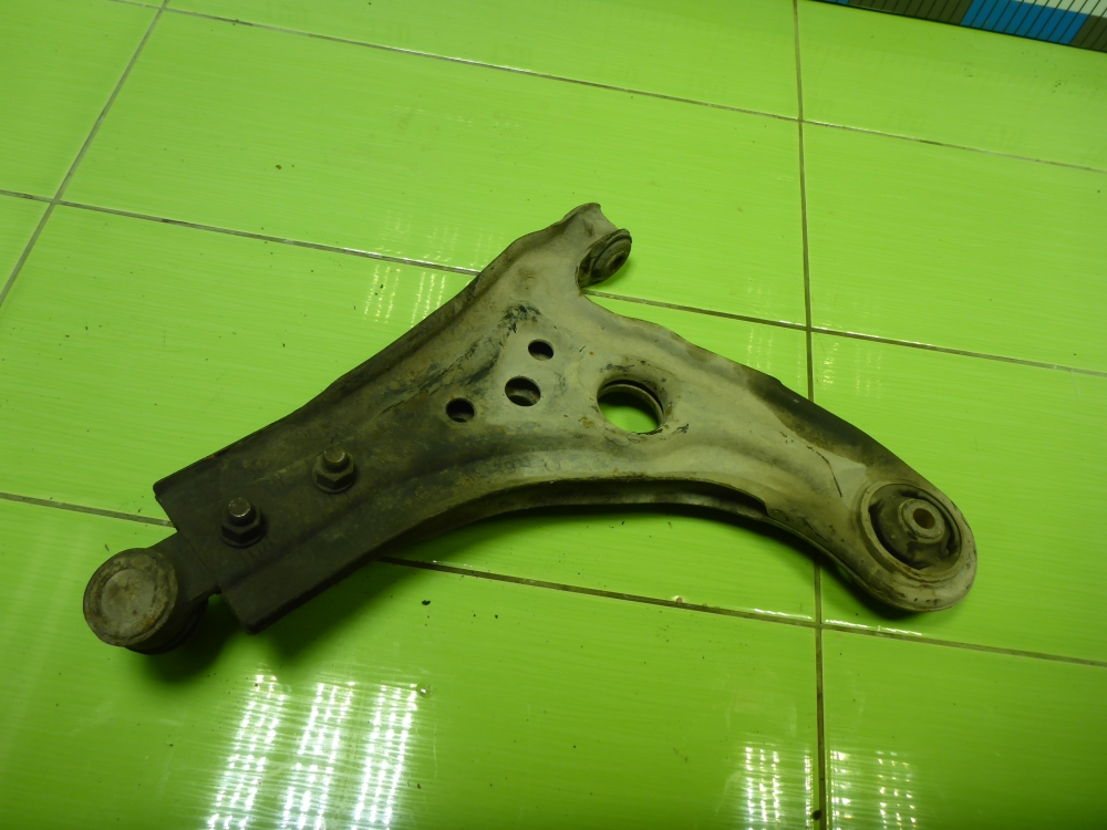 Рычаг передний правый