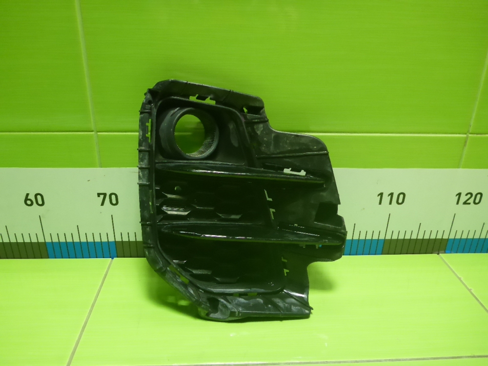 Рамка противотуманной фары левой