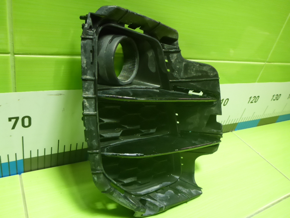 Рамка противотуманной фары левой