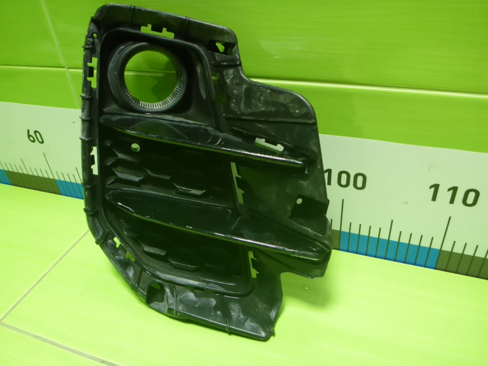 Рамка противотуманной фары левой