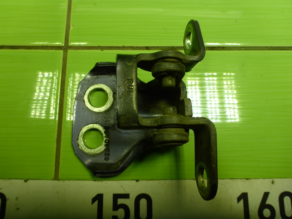 Петля двери задней левой верхняя